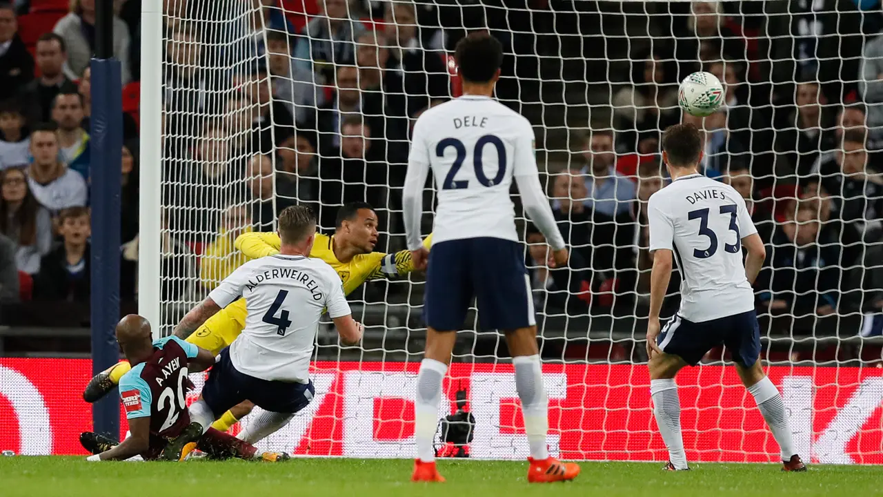 West Ham Singkirkan Tottenham Hotspur