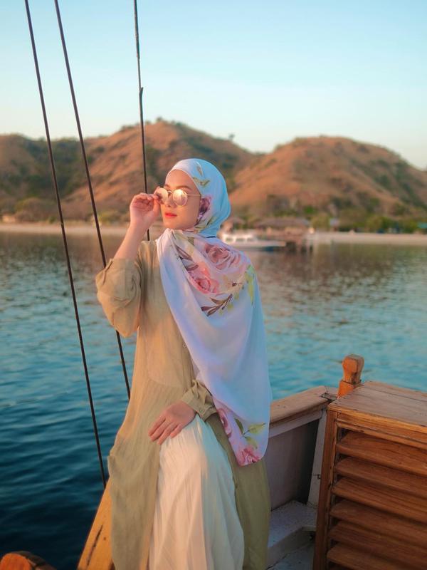 Gaya Simpel Dinda Hauw saat Honeymoon. (Sumber: Instagram.com/dindahw)