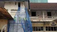 Beberapa pekerja melakukan tahapan renovasi bangunan eks rumah Raden Saleh di kawasan Cikini, Jakarta, Selasa (26/4/2016). Bangunan ini merupakan satu dari dua karya arsitektur pelopor seni modern Indonesia, Raden Saleh. (Liputan6.com/Helmi Fithriansyah)