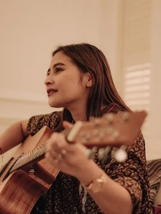 "Yang pasti mau jadi entrepreneur dan udah ada perencanaan bisnis juga kan ya. Tapi tetap di dunia entertain juga karena aku emang udah jatuh cinta sama dunia ini, nggak mungkin aku tinggalin karena bisnis,” ungkap Prilly Latuconsina. (Instagram/prillylatuconsina96)