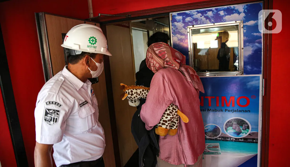 Kemudian realisasi kendaraan roda empat mencapai 10.650 unit atau turun 17 persen dibandingkan realisasi periode yang sama tahun lalu sebanyak 12.876 unit. (Liputan6.com/Faizal Fanani)