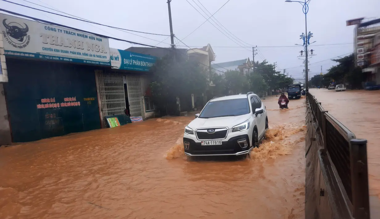 Sebuah mobil melintasi jalan yang terendam banjir di Provinsi Quang Tri, Vietnam, 8 Oktober 2020. Hujan deras dan banjir telah menyebabkan lima orang tewas dan tiga lainnya hilang di Vietnam utara dan tengah dalam beberapa hari terakhir. (Xinhua/VNA)