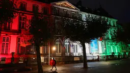 Lebih dari lima puluh balai kota yang dipimpin oleh partai kiri mengibarkan bendera Palestina di depan gedung mereka pada Senin 22 September 2025, hari yang dipilih oleh Presiden Prancis untuk secara resmi mengakui Negara Palestina. (FREDERICK FLORIN/AFP)