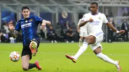 Pemain Real Madrid Rodrygo mencetak gol ke gawang Inter Milan pada pertandingan Grup D Liga Champions di Stadion San Siro, Milan, Italia, Rabu (15/9/2021). Real Madrid menang 1-0. (AP Photo/Antonio Calanni)