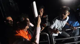 Direktur PT Media Karya Sentosa, Antonius Bambang Djatmiko saat keluar dari gedung KPK, Jakarta, Selasa (2/12/2014). Antonius ditahan KPK dalam kasus dugaan suap Ketua DPRD Bangkalan, Fuad Amin. (Liputan6.com/Miftahul Hayat)