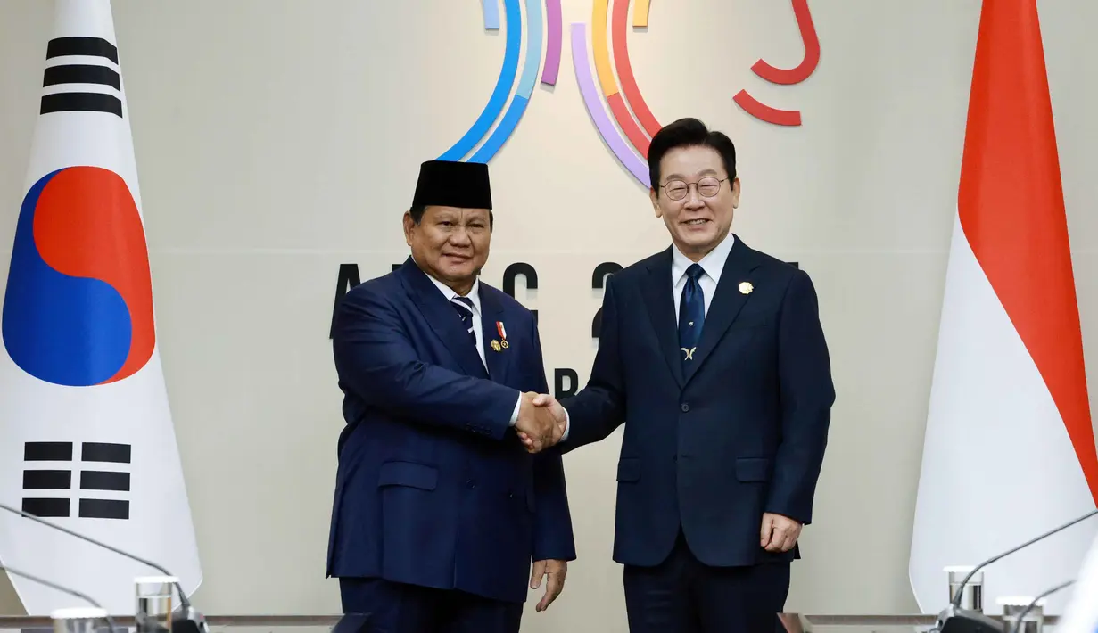 Presiden Indonesia Prabowo Subianto (kiri) berjabat tangan dengan Presiden Korea Selatan Lee Jae Myung menjelang pertemuan mereka di Pertemuan Pemimpin Ekonomi Kerja Sama Ekonomi Asia-Pasifik (APEC) di Gyeongju, Korea Selatan, Sabtu, 1 November 2025. Presiden Prabowo disambut secara langsung Presiden Korea Selatan, Lee Jae Myung dalam suasana penuh keakraban dan saling menghormati. Kedua pemimpin kemudian mengabadikan momen pertemuan tersebut dalam sebuah foto bersama sebagai simbol persahabatan dan kemitraan erat antara Indonesia dan Korea Selatan. (Yonhap via AP)
