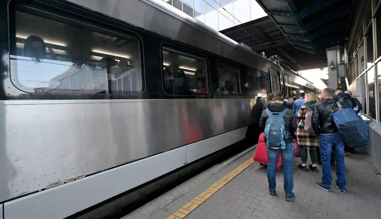 <p>Orang-orang mengantre untuk naik kereta meninggalkan stasiun Kiev menuju negara tetangga Polandia, di Kiev pada 12 Mei 2022. Untuk pertama kalinya sejak awal perang, penghitungan resmi di perbatasan pada 10 Mei menunjukkan 29.000 orang melintasi perbatasan untuk pergi, sedangkan 34.000 orang lainnya melintasi perbatasan untuk kembali ke Ukraina. (Sergei SUPINSKY / AFP)</p>