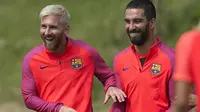 Dua pemain Barcelona, Lionel Messi (kiri) dan Arda Turan (kanan). (AFP/Oli Scarff)
