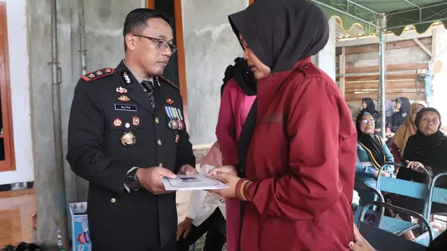 Kapolres Trenggalek AKBP Alith Alarino menyampaikan duka cita ke keluarga korban. (Dian Kurniawan/Liputan6.com)