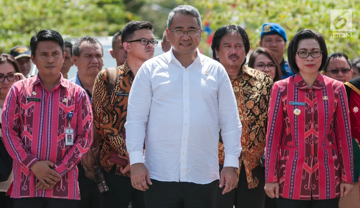 Menteri Desa PDTT, Eko Putro Sandjojo melakukan kunjungan kerja ke proyek padat karya tunai dan BUMdes di Desa Bilalang, Kota Kotamobagu, Sulawesi Utara, Kamis (12/4). Mendes didampingi Ketua DPD RI, Oesman Sapta Odang. (Liputan6.com/Pool)