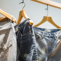 Intip penampilan celana jeans dengan efek mengompol. (Foto: Unsplash.com/Jason Ieung).