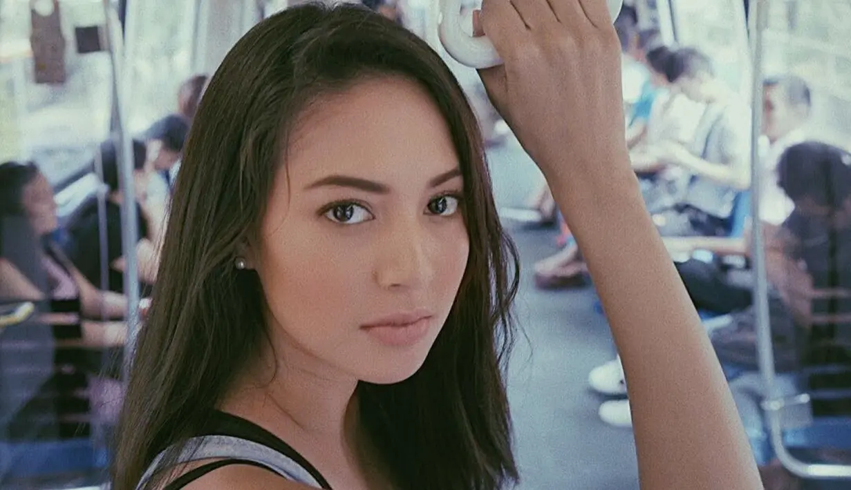 Tatapan Aurelie Moeremans saat naik kereta ini memang terlihat begitu menawan. Perempuan kelahiran 27 tahun ini terlihat memesona dengan makeup flawless sambil berdiri memegangi pegangan di dalam kereta. (Liputan6.com/IG/@aurelie)