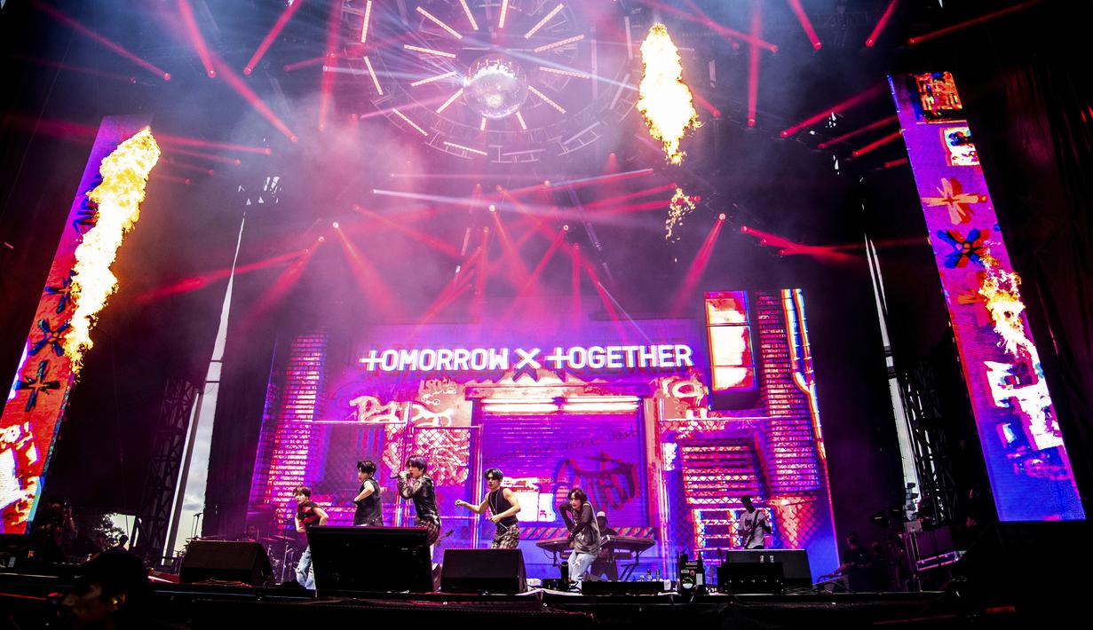 Soobin (kiri), Beomgyu, Yeonjun, Taehyun, dan Huening Kai dari Tomorrow X Together tampil pada hari ketiga Festival Musik Lollapalooza di Grant Park, Chicago, Amerika Serikat, 30 Juli 2022. (Photo by Amy Harris/Invision/AP)