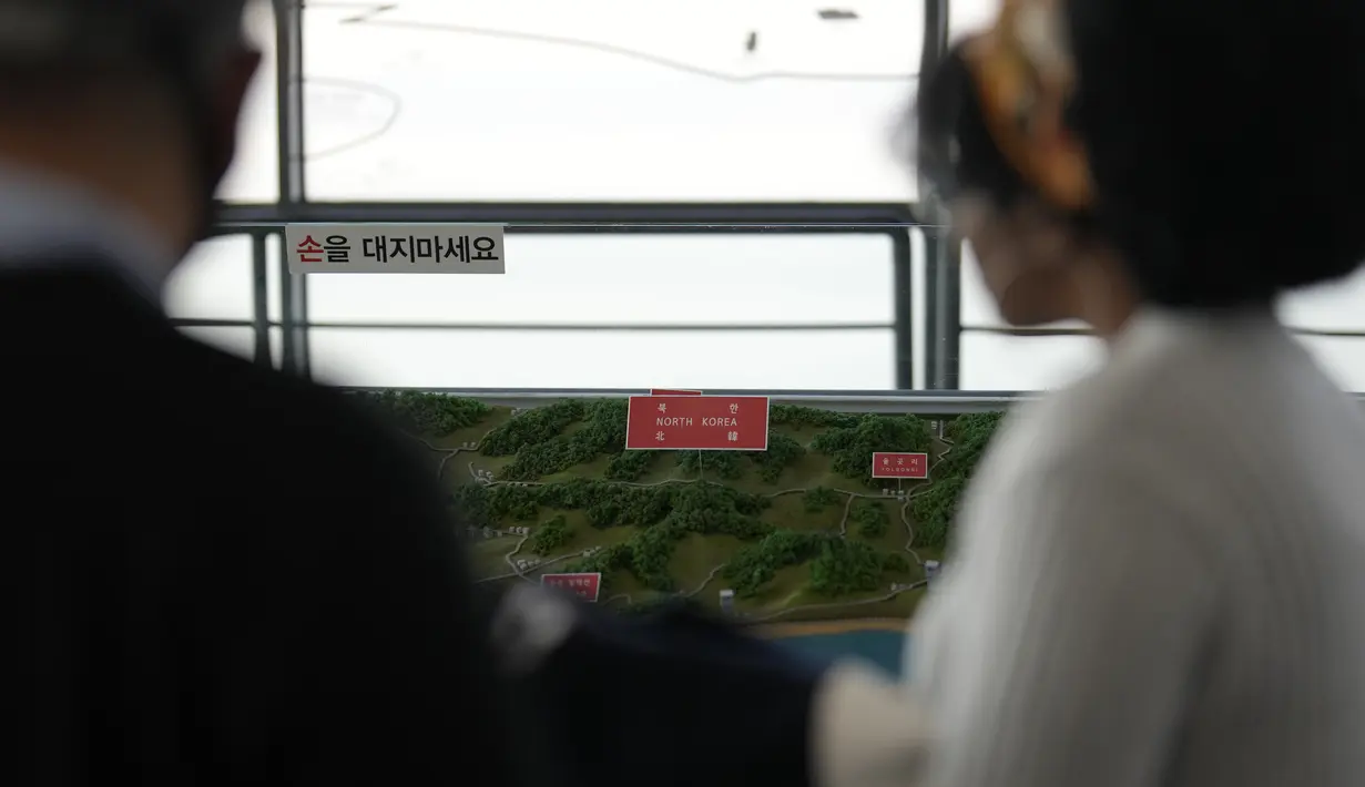 Dalam dua upaya Korea Utara sebelumnya awal tahun ini, roket yang membawa satelit mata-mata itu gagal diluncurkan karena alasan teknis. (AP Photo/Lee Jin-man)