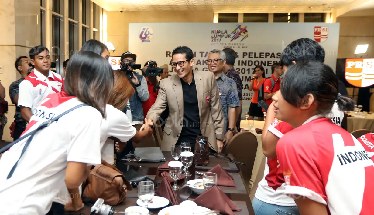 Wakil Gubernur, Sandiaga Uno bersalaman dengan atlet polo air putri pada acara pelepasan tim Akutik di Epicentrum, Jakarta, Jumat (11/8/2017). Akuatik diharapkan merebut lima emas pada SEA Games 2017. (Bola.com/Nicklas Hanoatubun)
