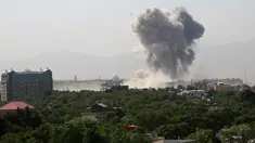 Kepulan asap terlihat setelah ledakan besar di Kabul, Afghanistan, Senin (1/7/2019). Ledakan dahsyat mengguncang ibu kota Afghanistan, Kabul. Efeknya membuat jendela beberapa bangunan pecah, serta mengirim asap tebal ke area kementerian pertahanan setempat. (AP Photo/Ramhat Gul)