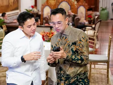 Raffi Ahmad sudah bersahabat dekat dengan Mayor Teddy sejak pemilik nama asli Teddy Indra Wijaya itu menjadi ajudan Prabowo Subianto saat masih menjadi Menteri Pertahanan. Raffi memamerkan potretnya dengan Mayor Teddy dan menanyakan kepada netizen apakah ada yang mau titip salam untuknya. (Liputan6.com/IG/@raffinagita1717)
