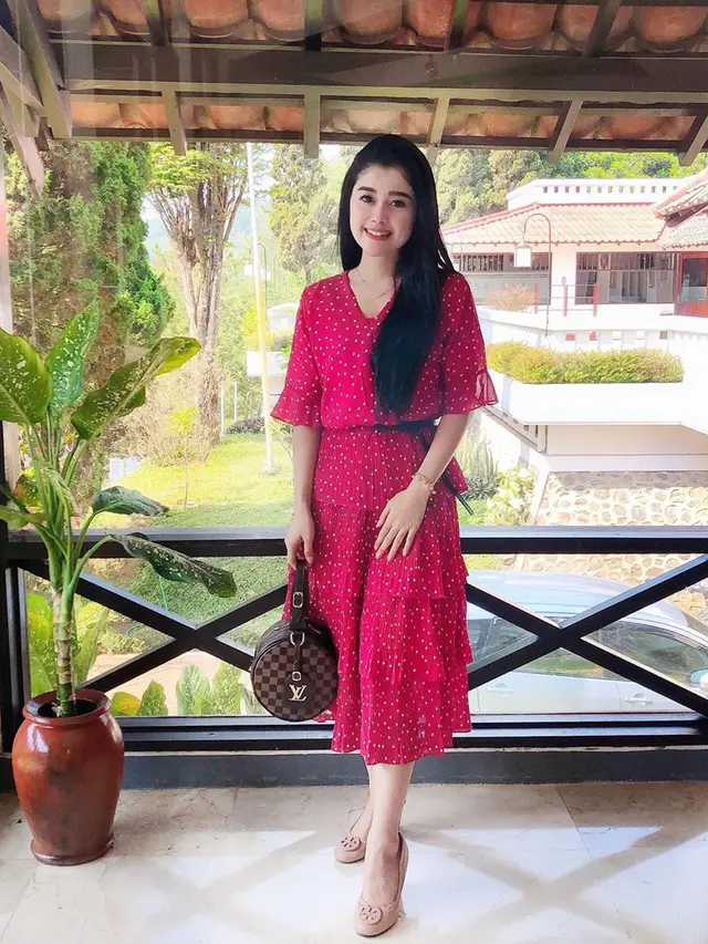 Gaya OOTD Vivi Artika yang Simple dan Modis