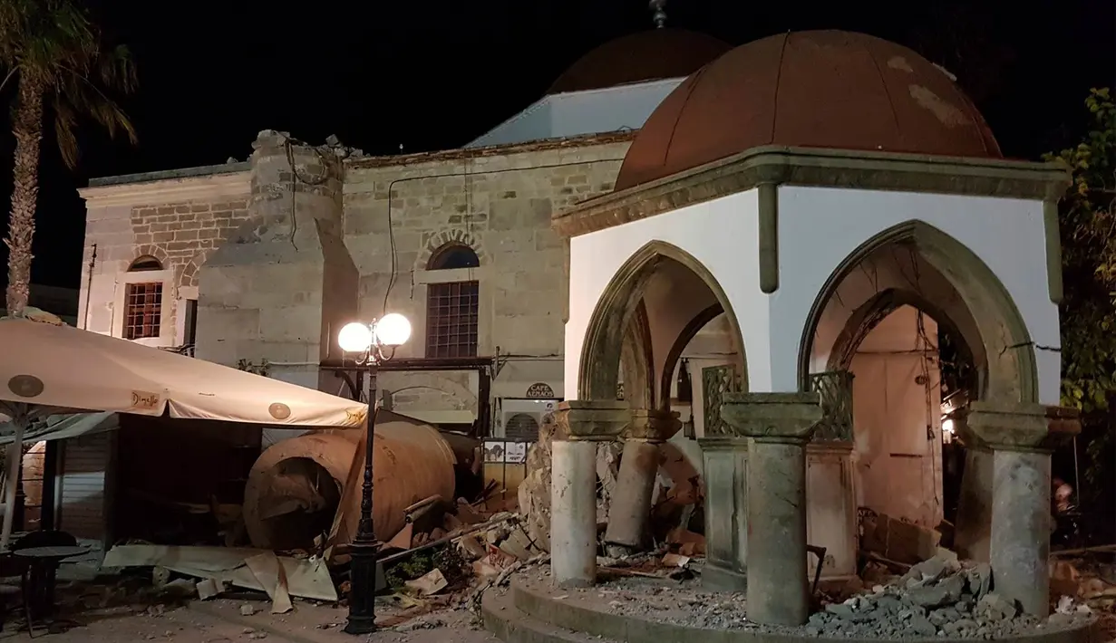 Salah satu masjid rusak setelah gempa 6,7 SR melanda wilayah Kos di Kepulauan Yunani, Jumat (21/7). Selain menewaskan dan melukai orang, sejumlah bangunan dilaporkan mengalami kerusakan akibat gempa yang berpusat di Laut Aegean. (Kalymnos-news.gr via AP)