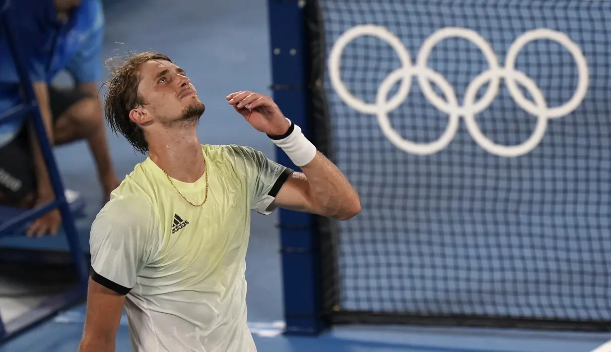 Petenis Jerman Alexander Zverev bereaksi setelah mengalahkan petenis Serbia Novak Djokovic pada babak semifinal tenis putra Olimpiade Tokyo 2020 di Tokyo, Jepang, Jumat (30/7/2021). (AP Photo/Seth Wenig)