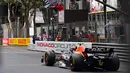 Pebalap Red Bull, Sergio Perez memacu mobilnya menjelang garis finis saat Formula 1 GP Monako 2021 di Monaco street circuit pada 29 Mei 2021. (AFP/Andrej Isakovic)