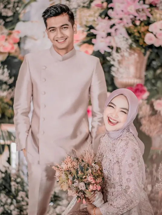 Di acara lamaran, Ria Ricis dan Teuku Ryan sepakat memilih nuansa cokelat keunguan yang netral. Ria Ricis tampil cantik mengenakan dress cantik bertabur batu mulia dan penuh payet yang didesain oleh Anji Asmara. Foto: Instagram.