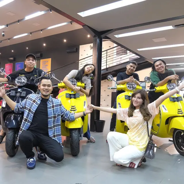 Keanu Agl, Dara Arafah, dan Fadil Jaidi mendapatkan hadiah Vespa