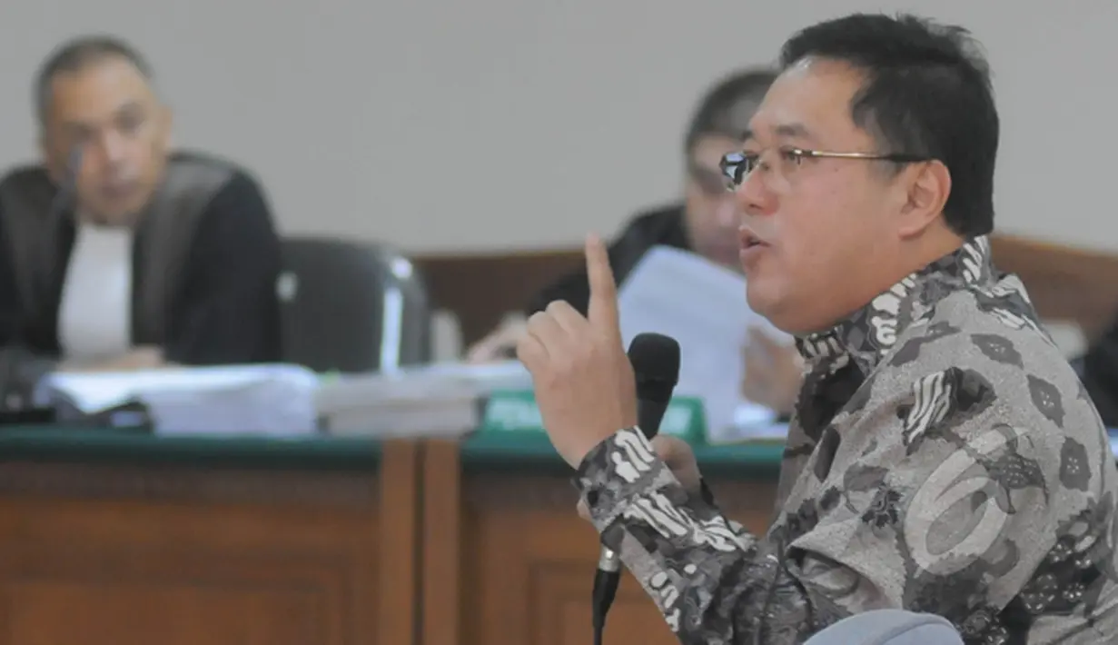 Budi Susanto menjadi saksi pada kasus korupsi pengadaan simulator SIM di Korlantas Polri dengan terdakwa Brigjen Pol Didik Purnomo, Pengadilan Tipikor, Jakarta, Kamis (12/2/2015). (Liputan6.com/Herman Zakharia)
