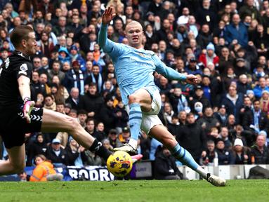 Pemain Manchester City, Erling Haaland, mencetak gol ke gawang Everton pada laga Premier League 2023/2024 pekan 24 di Stadion Etihad, Sabtu (10/2/2024). City menang dengan skor 2-0. (AFP/Darren Staples)
