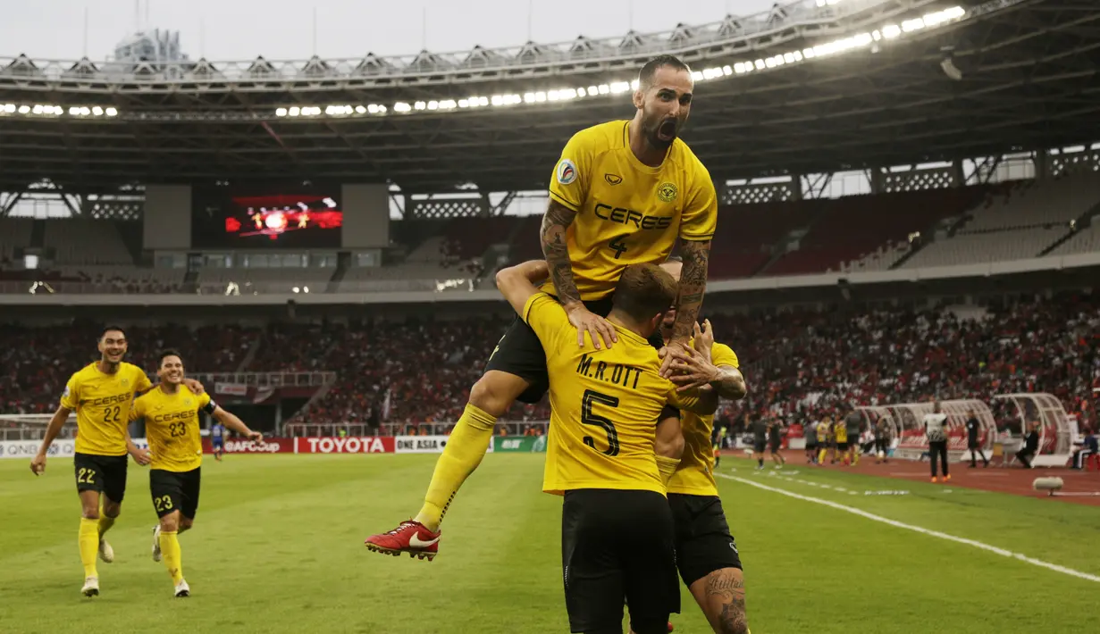 Pemain Ceres-Negros merayakan gol yang dicetak oleh Mike Rigoberto ke gawang Persija Jakarta pada laga Piala AFC di SUGBK, Jakarta, Selasa (23/4). Persija takluk 2-3 dari Ceres-Negros. (Bola.com/Peksi Cahyo)