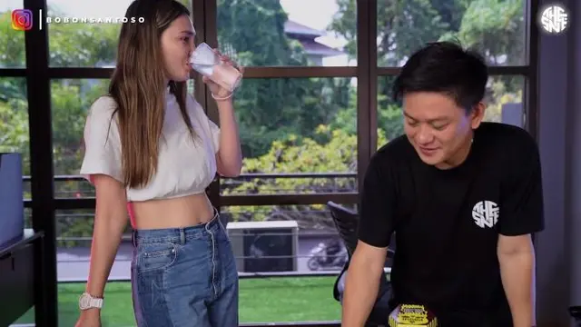 Luna Maya dilarikan ke rumah sakit karena kepedesan (YouTube/Bobon Santoso)