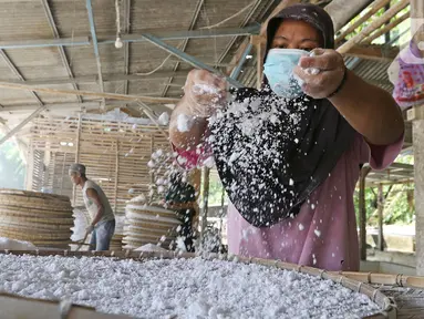 Pekerja menyelesaikan pembuatan tepung tapioka di industri rumahan kawasan Legok Nyenang, Kadumanggu, Kabupaten Bogor, Jawa Barat, Minggu (1/8/2021). Industri rumahan pembuatan tepung tapioka ini berada di luas lahan 1,5 hektare. (Liputan6.com/Herman Zakharia)
