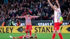 Pemain Atletico Madrid merayakan kemenangan setelah dipastikan lolos ke final Copa del Rey 2025/2026 di Stadion Camp Nou, Rabu (04/03/2026). (AFP/Josep Lago)