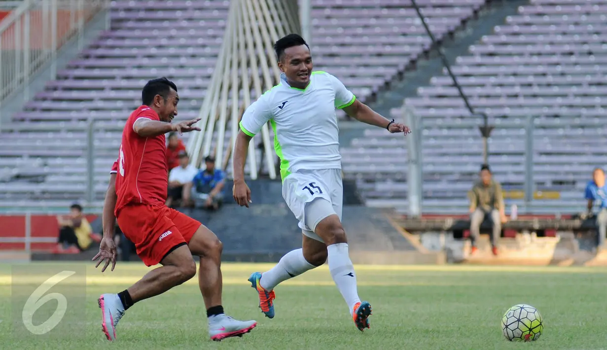 Pesepakbola klub Persib Bandung, Firman Utina (kiri) berusaha menahan pergerakan lawannya saat berlatih di Stadion GBK Jakarta, Rabu (29/7/2015). Latihan ini untuk mengisi kekosongan kompetisi pasca pembekuan PSSI. (Liputan6.com/Helmi Fithriansyah)