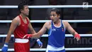 Petinju putri Indonesia, Huswatun Hasanah (kaus biru) usai melawan Sudaporn Seesondee (Thailand) pada semifinal kelas ringan 60kg putri Asian Games 2018 di JIEXPO Kemayoran, Jumat (31/8). Huswatun kalah 0-5. (Liputan6.com/Helmi Fithriansyah)
