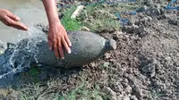 Pemancing Blora temukan benda mirip rudal kuno di pinggiran Sungai Bengawan Solo. (Foto: Liputan6.com/Istimewa)