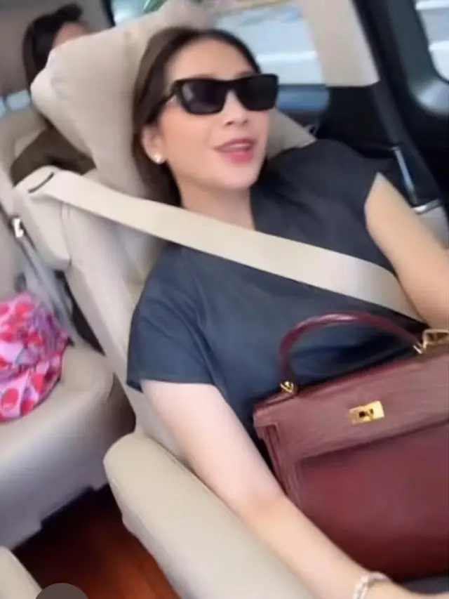 Tas Hermes Kelly yang dimiliki Nagita Slavina. [@raffinagita1717]