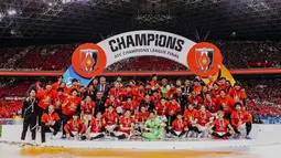 Sejumlah pemain Urawa Red Diamonds bersama pelatih dan juga staf berpose dengan trofi Liga Champions Asia 2022 setelah mengalahkan Al-Hilal dalam pertandingan final leg kedua yang berlangsung di Saitama Stadium, Sabtu (6/5/2023). (Dok. J-League)