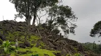 Batuan yang terdapat di Gunung Padang Cianjur bisa mengeluarkan suara seperti alat musik. (dok. Instagram @metynur/ https://www.instagram.com/p/Bv83OnzFZET/?igshid=wi65y3xoysh3/ Dinda Rizky)