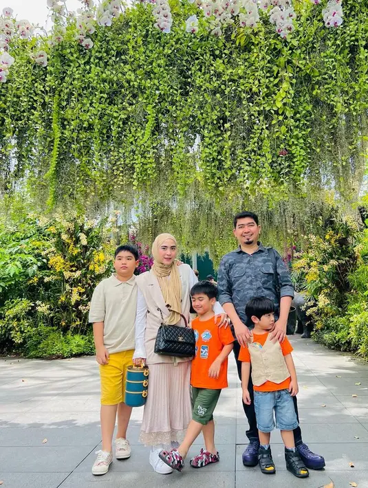 Dengan gaya earth tone dari kerudung, vest, dan skirt pleated nya. April membawa tas Chanel hitam.  [@apriljasmine]