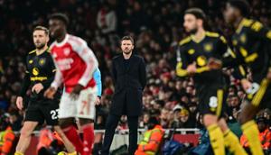 Gesture Manajer interim Manchester United, Michael Carrick, pada laga melawan Arsenal di Stadion Emirates, London, Minggu (25/1/2026). Ben Stansall/AFP)