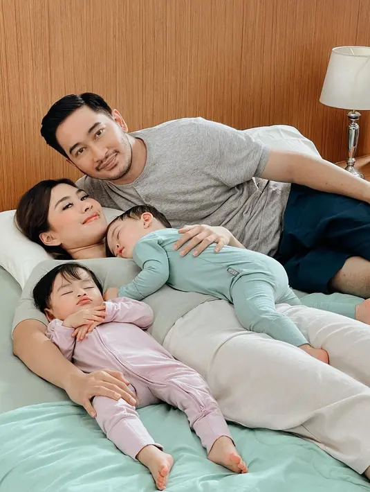 "Aku ingin Zayn dan Zunaira bisa tumbuh menyeluruh, tak cuma pintar tetapi punya kebaikan hati. Dan untuk mengajari mereka hal tersebut, butuh waktu yang cukup lama. Tidak bisa kalau sehari dua hari gitu ya," kata Syahnaz Sadiqah. (Instagram/syahnazs)