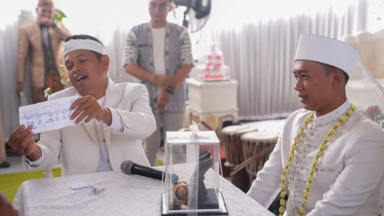 Jadi Saksi Pernikahan Anak Kepala Desa, Dedi Mulyadi Cek Keaslian Mahar Sebelum Ijab Kabul