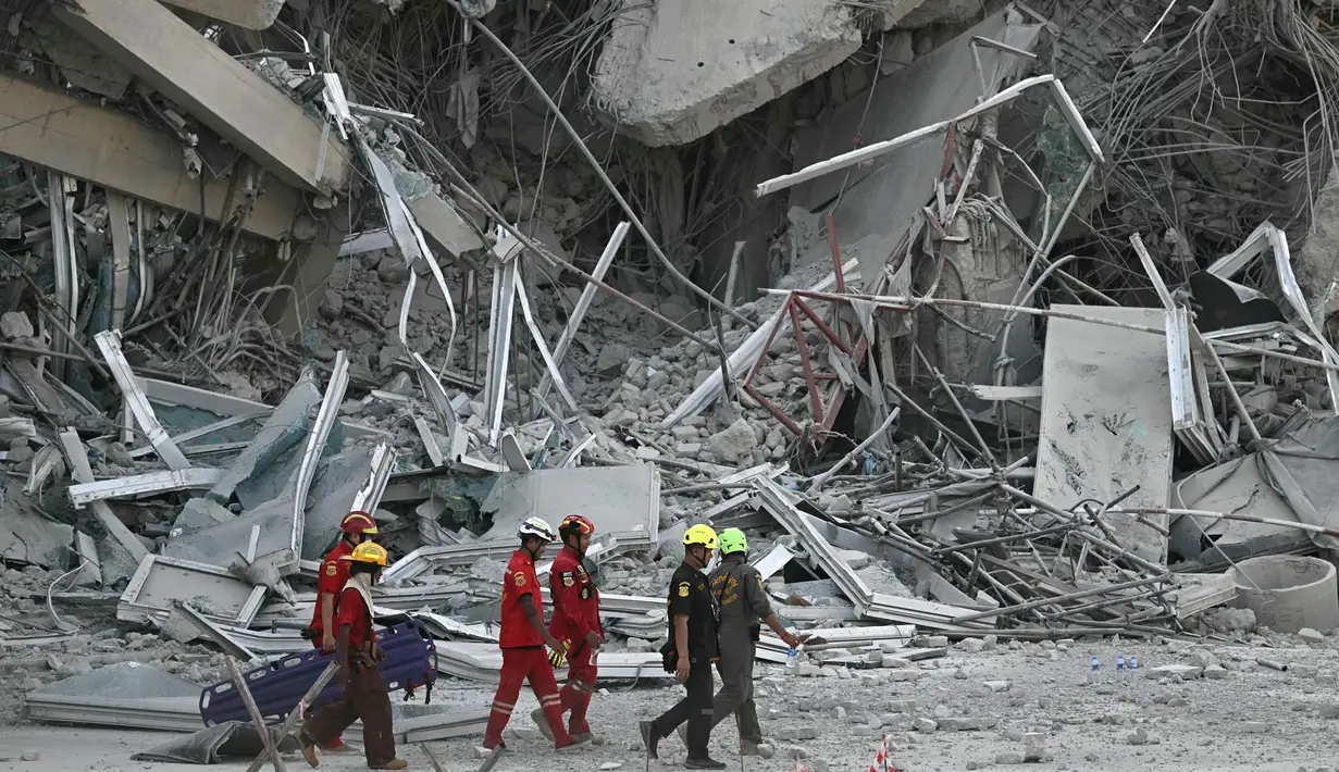 Salah satu bangunan gedung yang masih dalam proses pembangunan langsung ambruk usai diguncang gempa. (Lillian SUWANRUMPHA/AFP)
