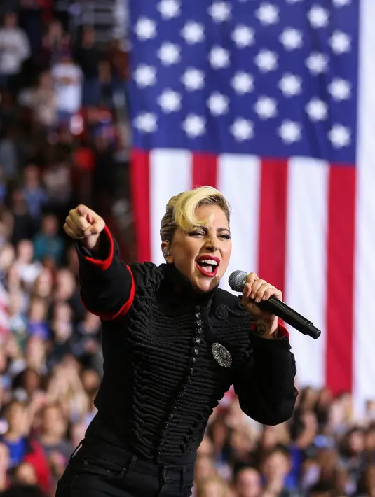 Terlihat sangat kecewa, Gaga yang mengharapkan kemenangan Hillary mendatangi Trump Tower pada 9 November 2016 lalu. Dirinya merapatkan diri ke Trump Tower sambil memegang sebuah spanduk. (AFP/Bintang.com)
