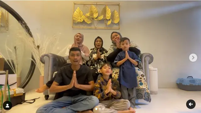 Kini Ikuti Keyakinan Ibu, Ini 6 Potret Kebersamaan Berlliana Lovell dan Sang Ibunda