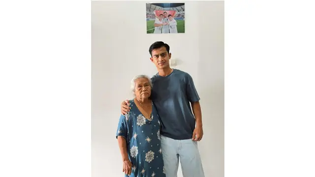 Potret Pratama Arhan Pulang Kampung, Beri Hadiah Spesial ke Ayah Azizah Salsha