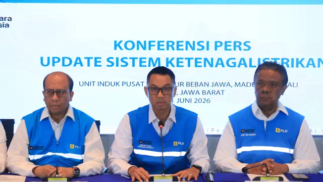 Direktur Utama PLN Darmawan P. di PLN Unit Induk Pusat Pengatur Beban Jawa, Madura, dan Bali (UIP2B Jamali), Depok, Jawa Barat. (Foto: PLN)