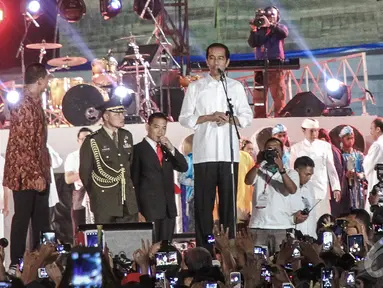 Jokowi berpidato di Tugu Monas usai dilantik menjadi Presiden, Jakarta Pusat, Senin (20/10/2014) (Liputan6.com/Faizal Fanani)