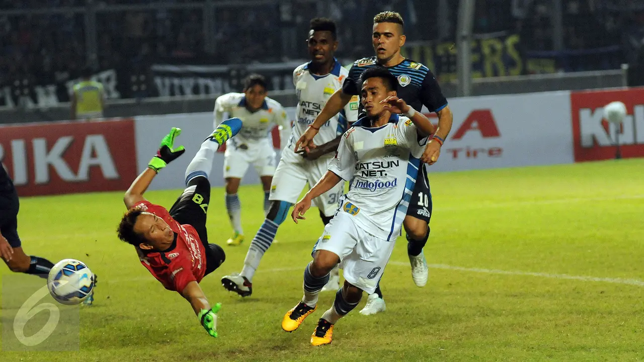 Persib Bandung ketika bertemu Arema di final Piala Bhayangkara 2016. Kedua tim akan memulai Liga 1 yang bergulir akhir pekan ini.